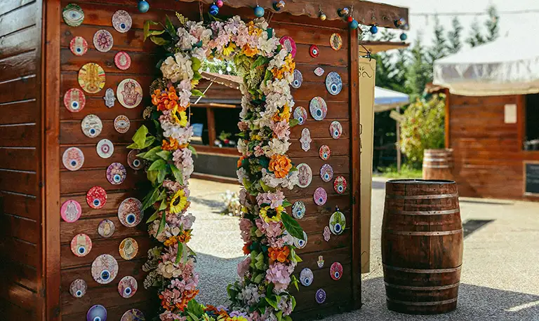 Shed descorated with flowers and beer mats in a garden ready to host a brunch with friends